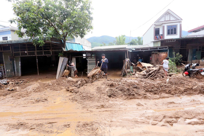 Nhân dân xã Chiềng Sơ (tỉnh Sơn La) khẩn trương san gạt bùn đất. Ảnh: Quang Quyết/TTXVN mua-lu-son-la-3.jpg