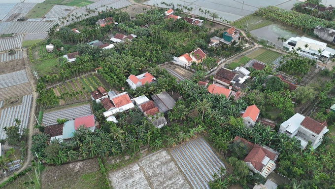 Hàng chục ngôi nhà dân ở xã Long Phụng (Quảng Ngãi) bị tốc mái, hư hại, nay đã được sửa sang lại kiên cố hơn.