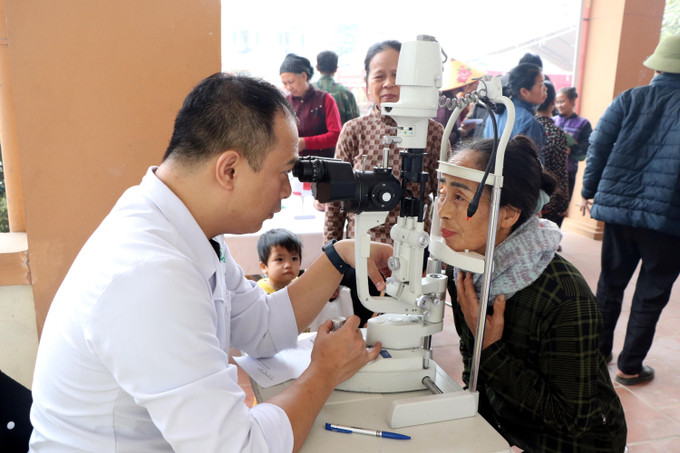 Ban tổ chức triển khai khám mắt miễn phí cho người dân. Ảnh: Thu Hằng/TTXVN