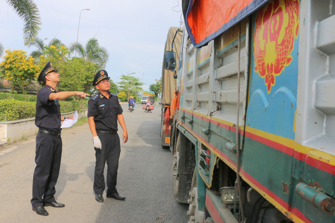 Cán bộ Hải quan cửa khẩu quốc tế Tịnh Biên (Chi cục Hai quan khu vực XX) kiểm tra hàng hoá nhập khẩu tại Trạm kiểm soát liên hợp Cửa khẩu quốc tế Tịnh Biên (An Giang).