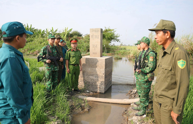Các lực lượng vũ trang An Giang phối hợp tuần tra đảm bảo đường biên, cột mốc biên giới trên địa bàn phường Châu Đốc, tỉnh An Giang.