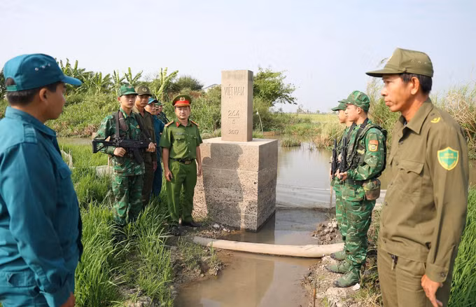 Các lực lượng vũ trang An Giang phối hợp tuần tra đảm bảo đường biên, cột mốc biên giới trên địa bàn phường Châu Đốc, tỉnh An Giang.