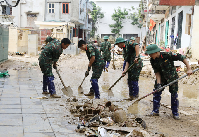Các chiến sĩ Quân đội dọn dẹp bùn đất, vệ sinh môi trường sau mưa lũ trên phố Nhị Quỹ, phường Phan Đình Phùng. Các chiến sĩ Quân đội dọn dẹp bùn đất, vệ sinh môi trường sau mưa lũ trên phố Nhị Quỹ, phường Phan Đình Phùng.