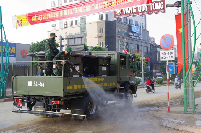 Cán bộ, chiến sĩ Binh chủng Hóa học (Bộ Quốc phòng) sửa dụng phương tiện đặc chủng phun khử khuẩn các tuyến đường trung tâm tỉnh Thái Nguyên sau ngập úng. Cán bộ, chiến sĩ Binh chủng Hóa học (Bộ Quốc phòng) sửa dụng phương tiện đặc chủng phun khử khuẩn các tuyến đường trung tâm tỉnh Thái Nguyên sau ngập úng.