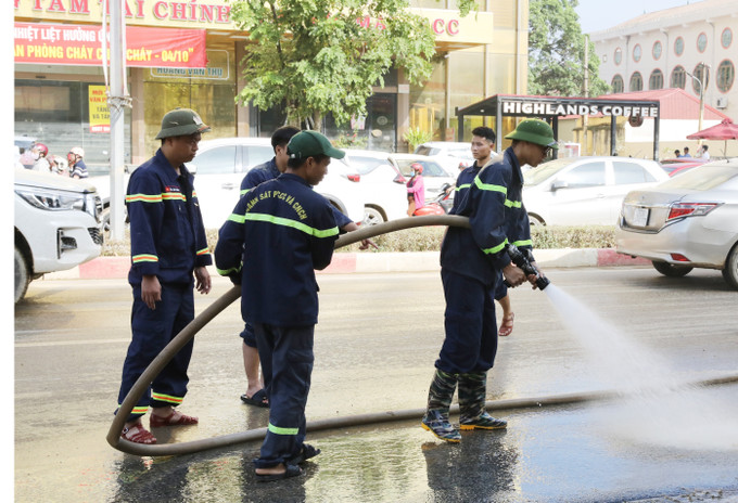Cán bộ, chiến sĩ thuộc lực lượng Cảnh sát PCCC & CNCH Thái Nguyên hỗ trợ vệ sinh môi trường trên đường Hoàng Văn Thụ sau mưa lũ. Cán bộ, chiến sĩ thuộc lực lượng Cảnh sát PCCC & CNCH Thái Nguyên hỗ trợ vệ sinh môi trường trên đường Hoàng Văn Thụ sau mưa lũ.
