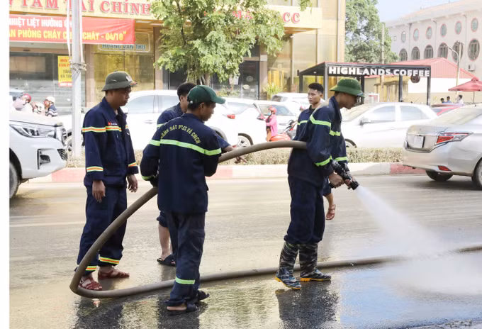 Cán bộ, chiến sĩ thuộc lực lượng Cảnh sát PCCC &amp; CNCH Thái Nguyên hỗ trợ vệ sinh môi trường trên đường Hoàng Văn Thụ sau mưa lũ.