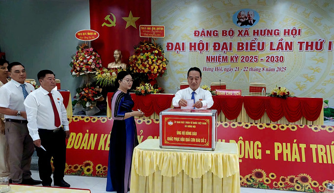 Các đại biểu tham dự Đại hội ủng hộ các tỉnh miền Bắc bị thiệt hại do thiên tai. Các đại biểu tham dự Đại hội ủng hộ các tỉnh miền Bắc bị thiệt hại do thiên tai.