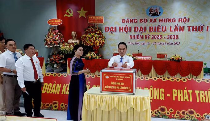 Các đại biểu tham dự Đại hội ủng hộ các tỉnh miền Bắc bị thiệt hại do thiên tai.