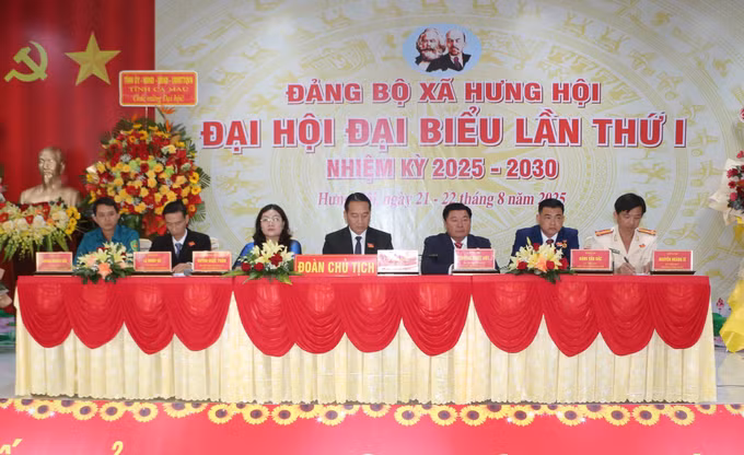 Đoàn Chủ tịch điều hành Đại hội.