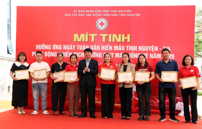 Ban tổ chức vinh danh cá nhân và tập thể có thành tích hiến máu và vận động hiến máu. Ảnh: Trần Trang/TTXVN
