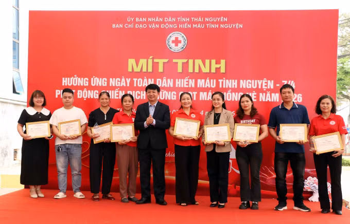 Ban tổ chức vinh danh cá nhân và tập thể có thành tích hiến máu và vận động hiến máu. Ảnh: Trần Trang/TTXVN
