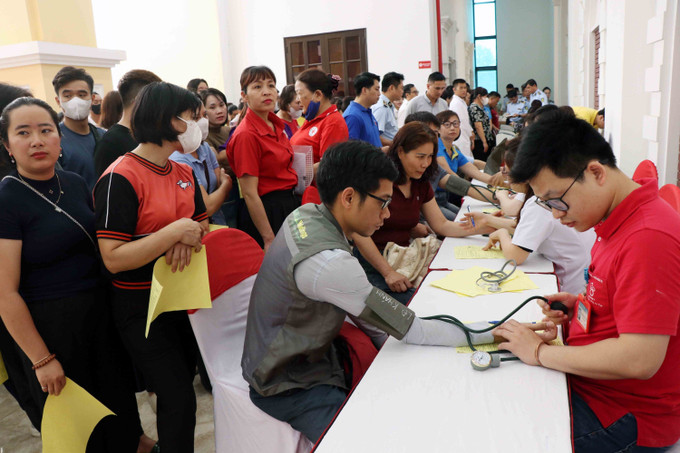 Đông đảo người dân Thái Nguyên đăng ký hiến máu. Ảnh: Trần Trang/TTXVN