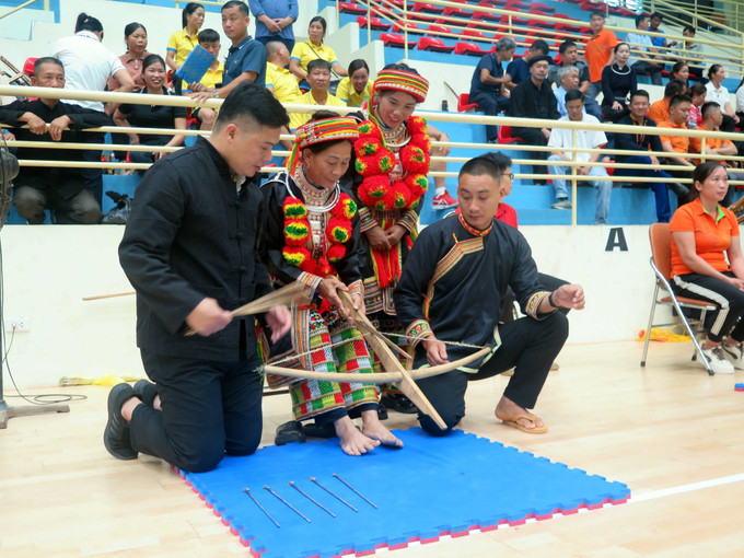 Các vận động viên chuẩn bị cho phần thi Bắn nỏ. the-thao-cac-dan-toc-thieu-so-6.jpg
