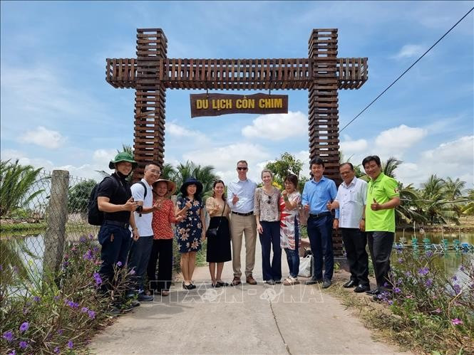Du khách chụp ảnh lưu niệm tại Cồn Chim (Châu Thành, Trà Vinh). Ảnh: TTXVN phát du-lich-cong-dong-tra-vinh-773.jpg