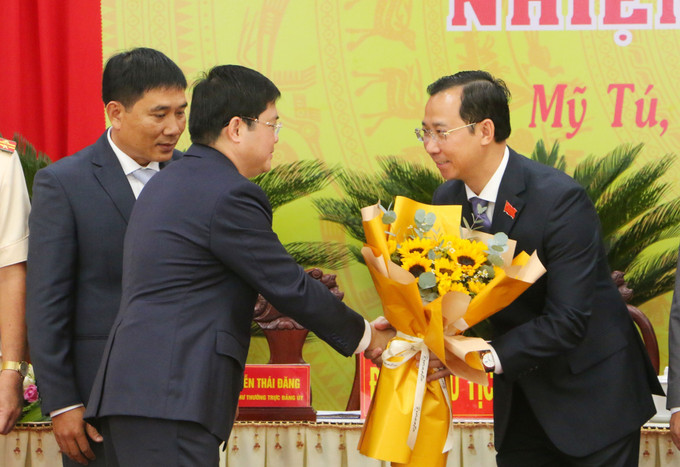 Phó Bí thư Thành ủy, Trưởng đoàn Đoàn Đại biểu Quốc hội thành phố Cần Thơ Nguyễn Tuấn Anh tặng hoa chúc mừng Ban chấp hành Đảng bộ xã Mỹ Tú nhiệm kỳ 2025 - 2030. Phó Bí thư Thành ủy, Trưởng đoàn Đoàn Đại biểu Quốc hội thành phố Cần Thơ Nguyễn Tuấn Anh tặng hoa chúc mừng Ban chấp hành Đảng bộ xã Mỹ Tú nhiệm kỳ 2025 - 2030.