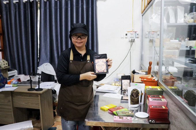 Bà chủ trẻ Lương Thị Duyên giới thiệu 15 loại socola thanh do của Công ty TNHH Bản Cacao của mình sản xuất. ban-cacao-huong-vi-ca-cao-lam-dong-2.jpg