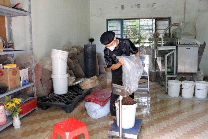 Công ty TNHH Bản Cacao tạo công ăn việc làm cho 20 lao động đều là người dân tộc thiểu số địa phương. Công ty TNHH Bản Cacao tạo công ăn việc làm cho 20 lao động đều là người dân tộc thiểu số địa phương.