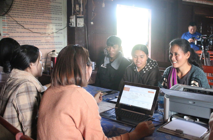 Cán bộ Trung tâm phục vụ hành chính công xã Ya Ly hướng dẫn người dân nộp hồ sơ tại buổi tiếp nhận thủ tục hành chính lưu động.