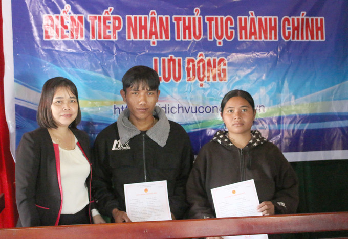 Bà Y Phin, Phó Chủ tịch UBND xã Ya Ly trao giấy chứng nhận kết hôn cho người dân ngay tại buổi tiếp nhận thủ tục hành chính lưu động.