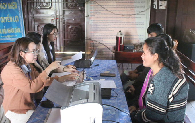 Cán bộ Trung tâm phục vụ hành chính công xã Ya Ly hướng dẫn người dân nộp hồ sơ tại buổi tiếp nhận thủ tục hành chính lưu động.