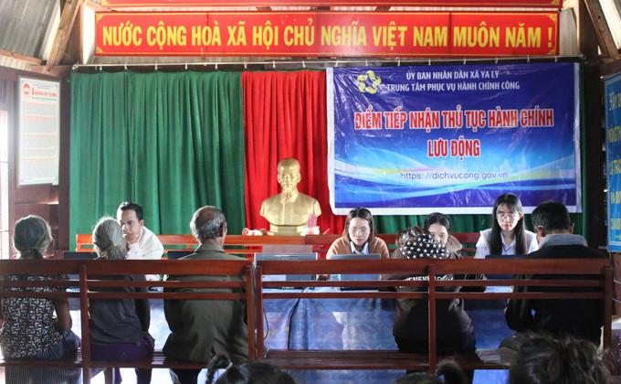Điểm tiếp nhận thủ tục hành chính lưu động tại làng Chờ, xã Ya Ly, tỉnh Quảng Ngãi.