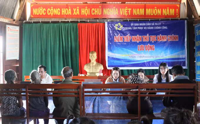 Điểm tiếp nhận thủ tục hành chính lưu động tại làng Chờ, xã Ya Ly, tỉnh Quảng Ngãi.