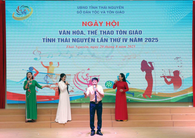 Tiết mục văn nghệ tham gia liên hoan nghệ thuật tại ngày hội. Ảnh: Trần Trang/TTXVN Tiết mục văn nghệ tham gia liên hoan nghệ thuật tại ngày hội. Ảnh: Trần Trang/TTXVN