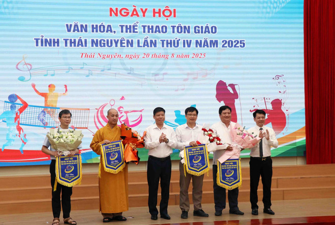 Ban tổ chức tặng cờ cho các đơn vị tham gia. Ảnh: Trần Trang/TTXVN Ban tổ chức tặng cờ cho các đơn vị tham gia. Ảnh: Trần Trang/TTXVN