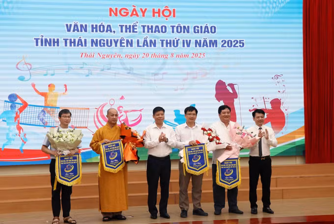 Ban tổ chức tặng cờ cho các đơn vị tham gia. Ảnh: Trần Trang/TTXVN