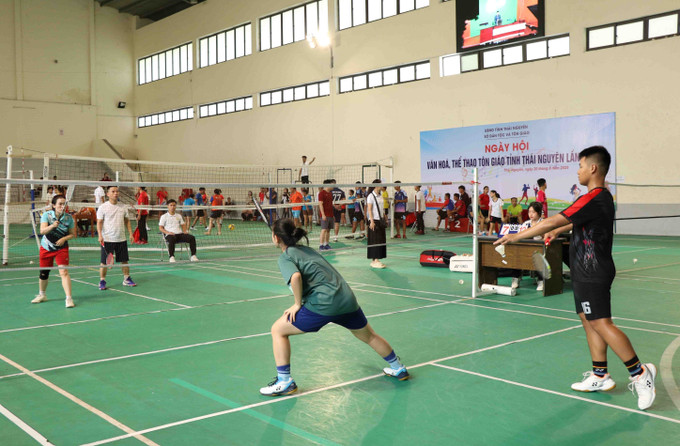 Thi đấu cầu lông tại ngày hội. Ảnh: Trần Trang/TTXVN Thi đấu cầu lông tại ngày hội. Ảnh: Trần Trang/TTXVN