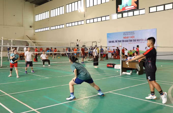 Thi đấu cầu lông tại ngày hội. Ảnh: Trần Trang/TTXVN