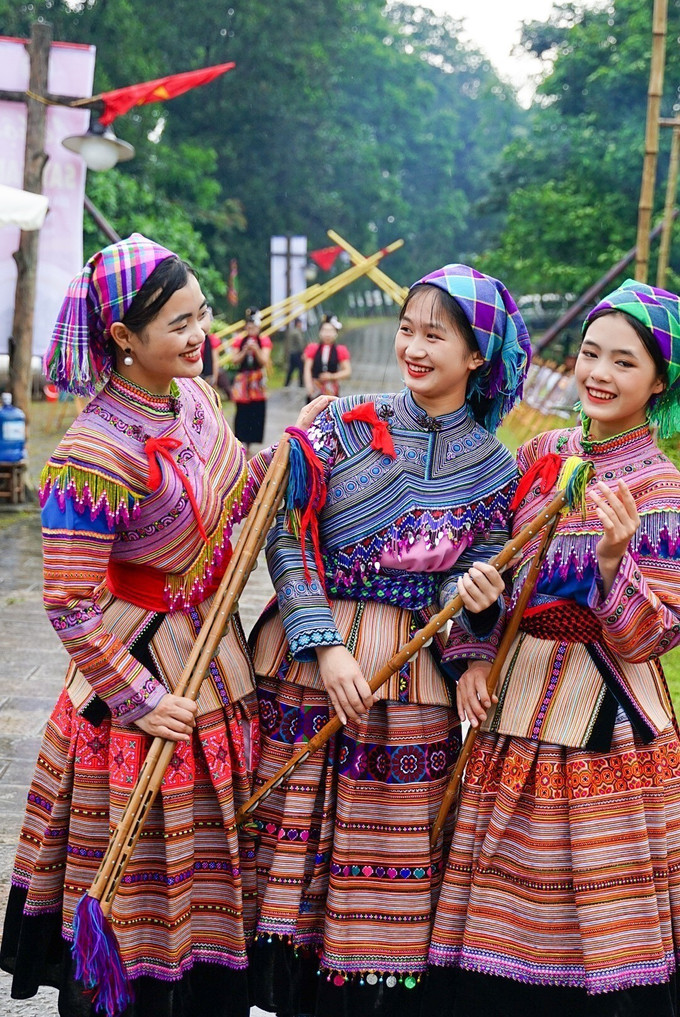 Các cô gái Mông xinh đẹp trong trang phục truyền thống. Ảnh tư liệu: Khánh Hoà/TTXVN dan-toc-mong.jpg