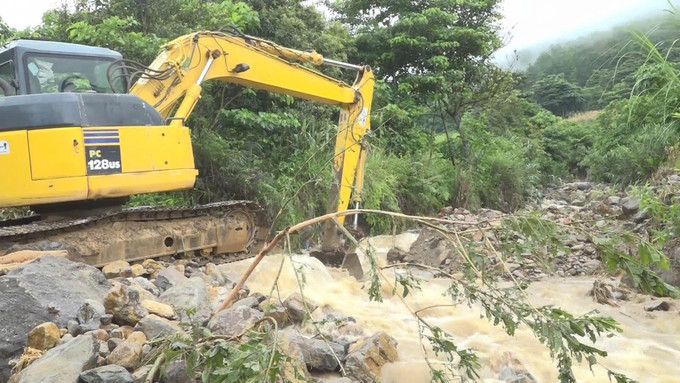 UBND xã Bình Lư chỉ đạo các lực lượng hót nắn dòng khe sạt, tránh hướng dòng chảy vào khu dân cư. Ảnh: TTXVN phát UBND xã Bình Lư chỉ đạo các lực lượng hót nắn dòng khe sạt, tránh hướng dòng chảy vào khu dân cư. Ảnh: TTXVN phát