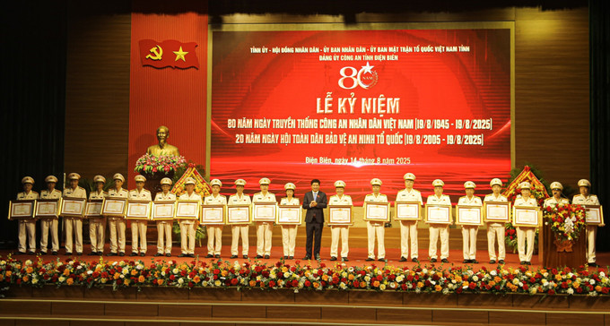 Tặng Bằng khen của Thủ tướng Chính phủ cho 21 cá nhân. cong-an-nhan-dan.jpg