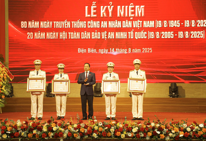 Trao tặng Huân chương Bảo vệ Tổ quốc hạng Ba cho 4 cá nhân công an tỉnh Điện Biên. Trao tặng Huân chương Bảo vệ Tổ quốc hạng Ba cho 4 cá nhân công an tỉnh Điện Biên.