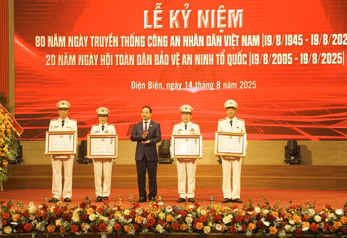 Trao tặng Huân chương Bảo vệ Tổ quốc hạng Ba cho 4 cá nhân công an tỉnh Điện Biên.