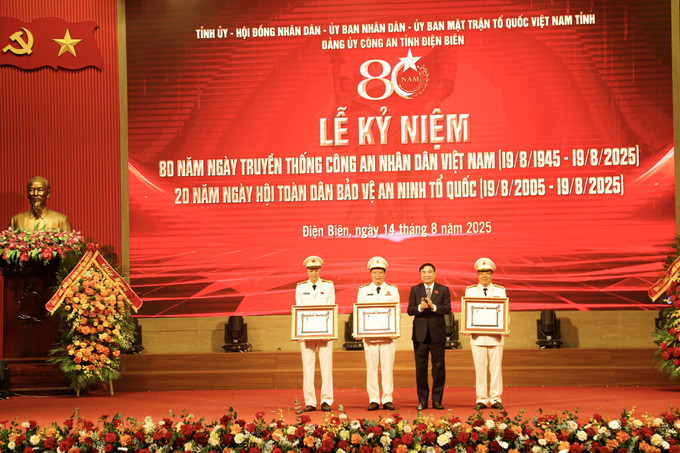Bí thư Tỉnh ủy Điện Biên Trần Quốc Cường trao Huân chương Lao động hạng Ba của Nước Cộng hòa dân chủ nhân dân Lào cho 3 cá nhân công an tỉnh Điện Biên. Bí thư Tỉnh ủy Điện Biên Trần Quốc Cường trao Huân chương Lao động hạng Ba của Nước Cộng hòa dân chủ nhân dân Lào cho 3 cá nhân công an tỉnh Điện Biên.