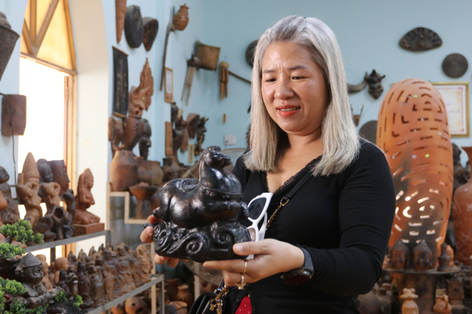 Khách hàng lựa chọn linh vật ngựa gốm của Hợp tác xã gốm Chăm Bàu Trúc (xã Ninh Phước, Khánh Hòa).