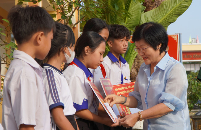 Trao học bổng “Học không bao giờ cùng” cho học sinh ở khu vực biên giới của tỉnh Đồng Tháp. Ảnh tư liệu - minh họa: Nhựt An/TTXVN truong-bien-gioi-dong-thap.jpg
