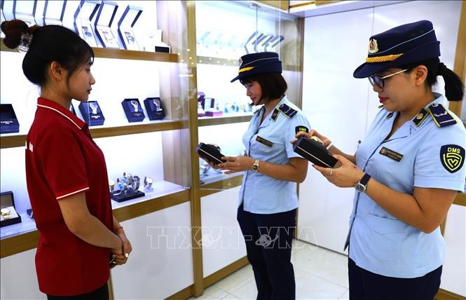 Lực lượng Quản lý thị trường tỉnh Hà Giang kiểm tra các mặt hàng kính mắt, đồng hồ. chong-buon-lau-ha-giang-1a.jpg