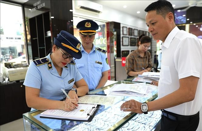 Lực lượng Quản lý thị trường tỉnh Hà Giang kiểm tra các mặt hàng kính mắt, đồng hồ. Lực lượng Quản lý thị trường tỉnh Hà Giang kiểm tra các mặt hàng kính mắt, đồng hồ.