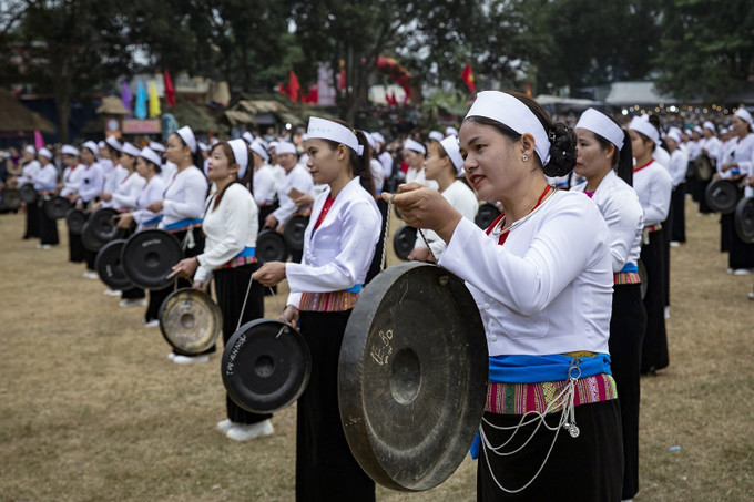 Trình diễn chiêng Mường trong Lễ hội Khai hạ dân tộc Mường Hòa Bình năm 2024. Ảnh: Trọng Đạt/TTXVN van-hoa-muong-hoa-binh-1.jpg