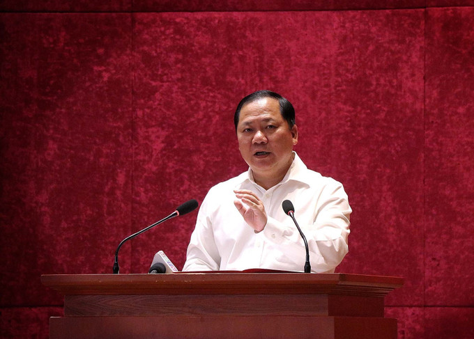 Đồng chí Nguyễn Phi Long, Bí thư Tỉnh ủy Hòa Bình phát biểu tại hội nghị. xoa-nha-tam-hoa-binh-3.jpg