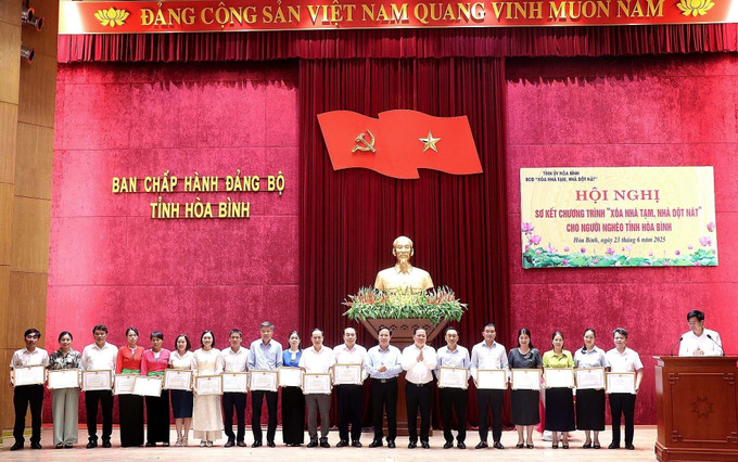 Tặng Bằng khen của Chủ tịch UBND tỉnh cho 21 tập thể có thành tích xuất sắc. Tặng Bằng khen của Chủ tịch UBND tỉnh cho 21 tập thể có thành tích xuất sắc.