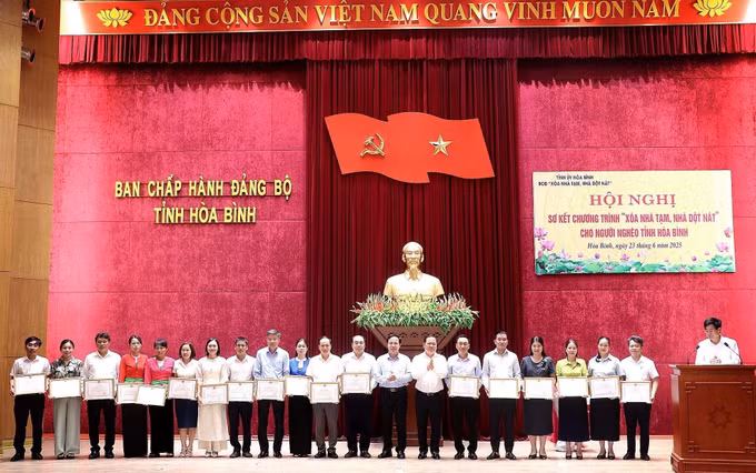 Tặng Bằng khen của Chủ tịch UBND tỉnh cho 21 tập thể có thành tích xuất sắc.