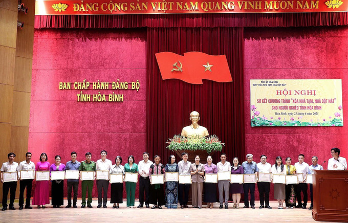 Tặng Bằng khen của Chủ tịch UBND tỉnh Hòa Bình cho 24 cá nhân có thành tích xuất sắc. Tặng Bằng khen của Chủ tịch UBND tỉnh Hòa Bình cho 24 cá nhân có thành tích xuất sắc.