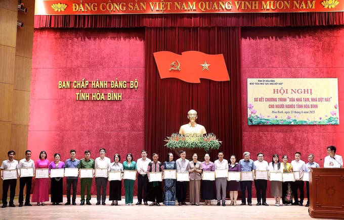 Tặng Bằng khen của Chủ tịch UBND tỉnh Hòa Bình cho 24 cá nhân có thành tích xuất sắc.