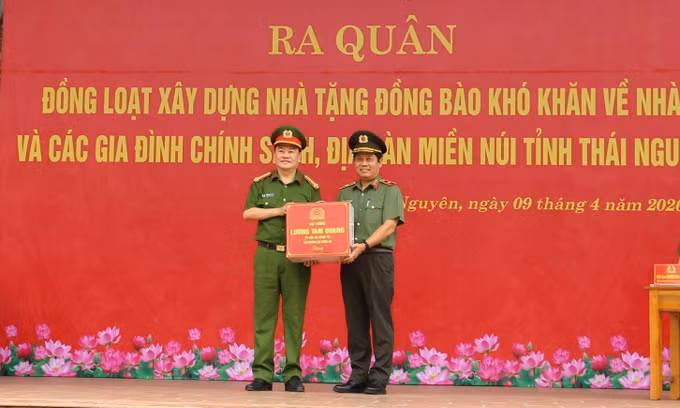 Thiếu tướng Nguyễn Hồng Nguyên, Phó Chánh Văn phòng Bộ Công an tặng quà của Đại tướng Lương Tam Quang, Bộ trưởng Bộ Công an cho cán bộ chiến sĩ tại địa bàn. Ảnh: TTXVN phát