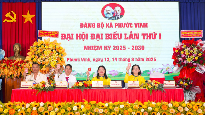Đoàn Chủ tịch điều hành Đại hội. dang-bo-xa-phuoc-vinh-4.jpg