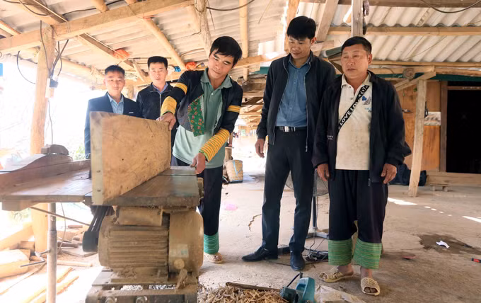 Từ năm 2010, anh Giàng A Nủ, dân tộc Mông ở bản Hua Chiến, xã Mường La, tỉnh Sơn La, đã tự học hỏi thêm nghề thợ mộc để phục vụ nhân dân. Nhờ vậy, hàng năm anh cũng có thêm thu nhập vài chục triệu đồng.